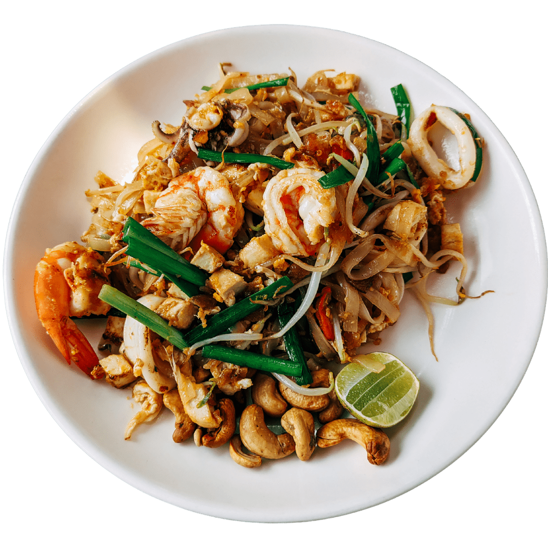 Pad thaï aux crevettes et calamars chez Nock Thai Limoux, nouilles sautées et ingrédients frais colorés,