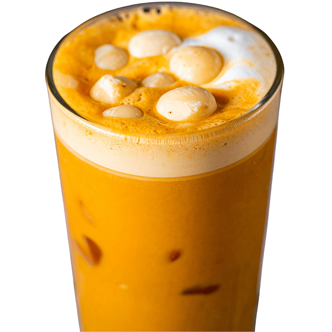 Thé glacé thaïlandais crémeux avec glaçons chez Nock Thai Limoux, boisson orange vive et gourmande,