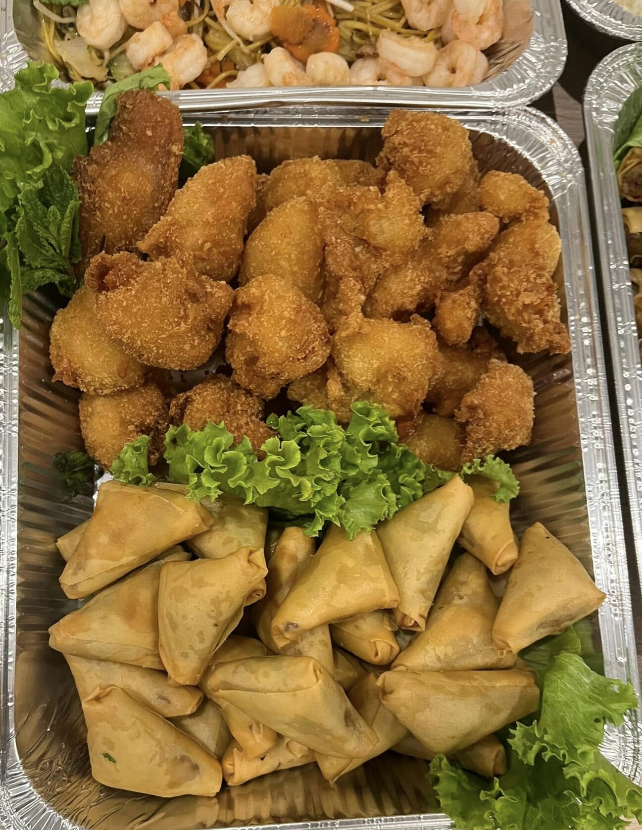 Plateau d’amuse-gueules frits avec samoussas et nuggets au buffet Nock Thai Limoux, décoration laitue fraîche,