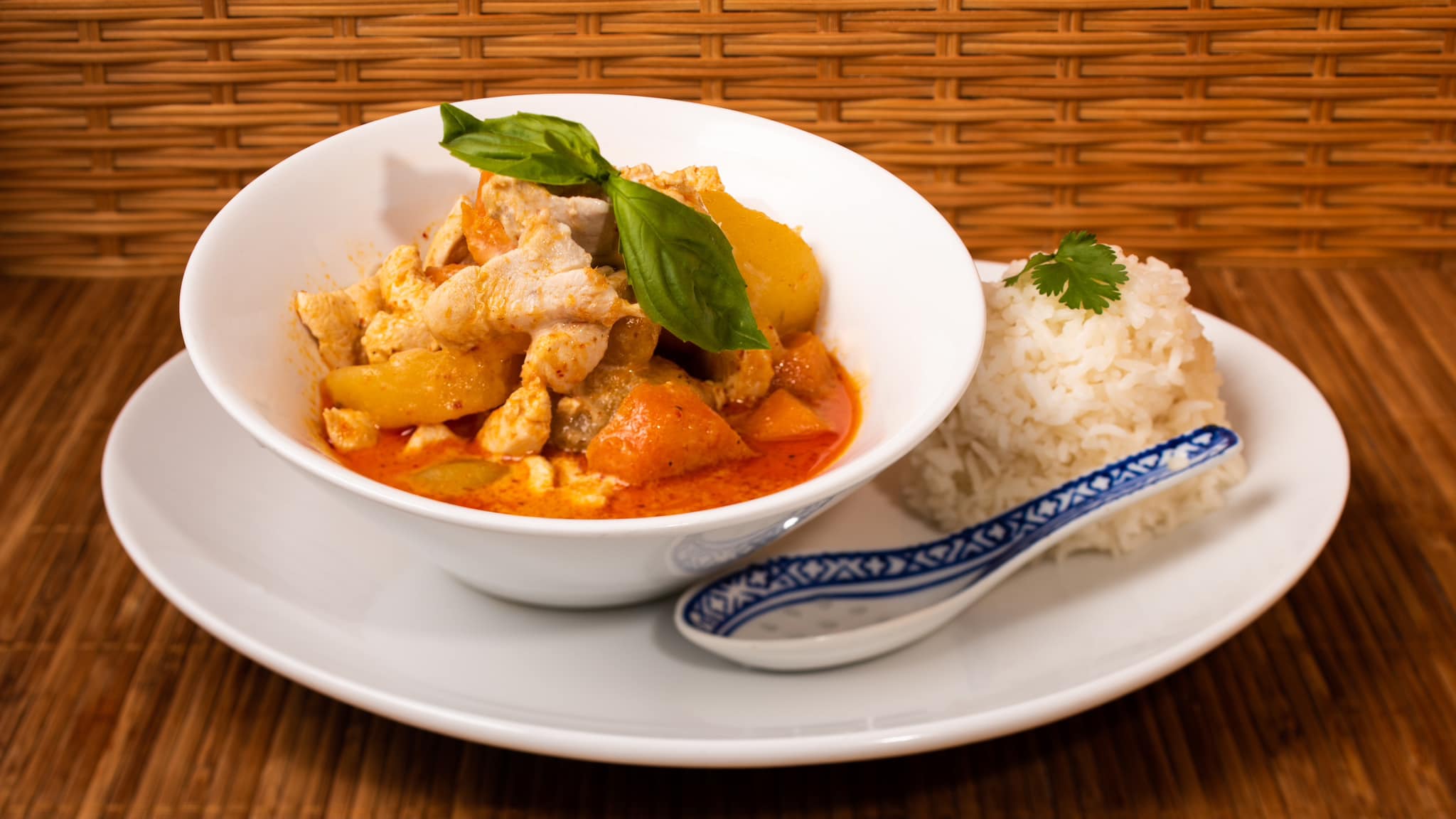 Curry thaï rouge au poulet servi avec riz blanc chez Nock Thai à Limoux, ambiance chaleureuse,