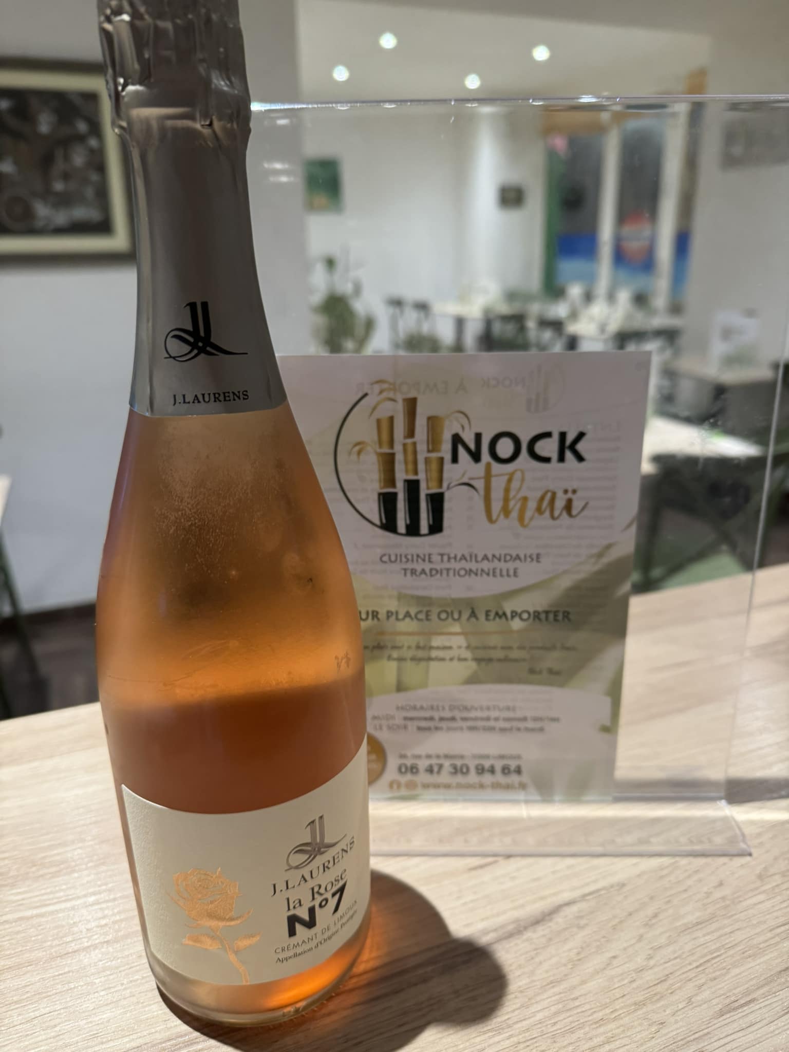 Crémant rosé J. Laurens sur table chez Nock Thai Limoux, ambiance moderne et chaleureuse du restaurant,