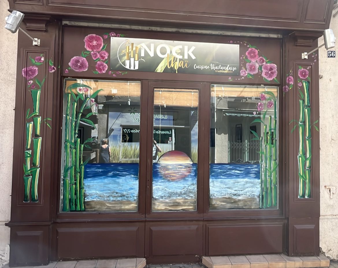 façade décorée du restaurant Nock Thai à Limoux avec fresque de plage et motifs floraux,