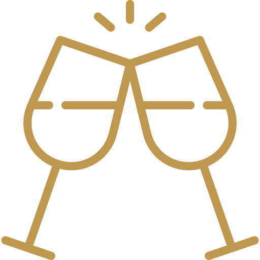 Toast festif entre deux verres à vin stylisés chez Nock Thai à Limoux,