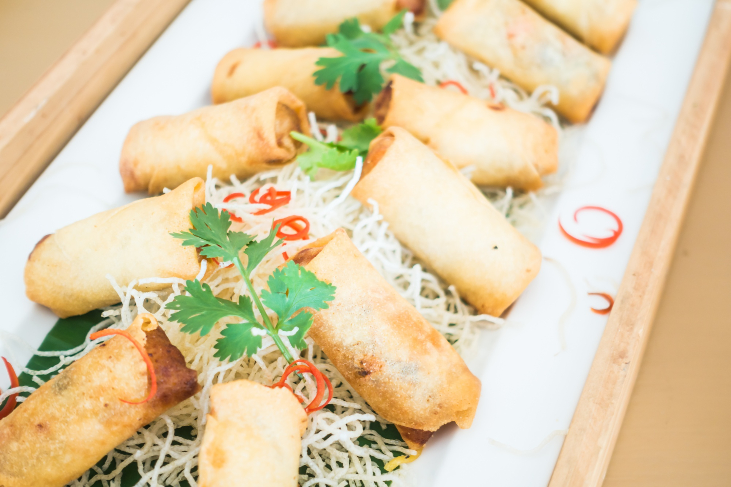 Nems croustillants sur vermicelles avec herbes fraîches chez Nock Thai Limoux,