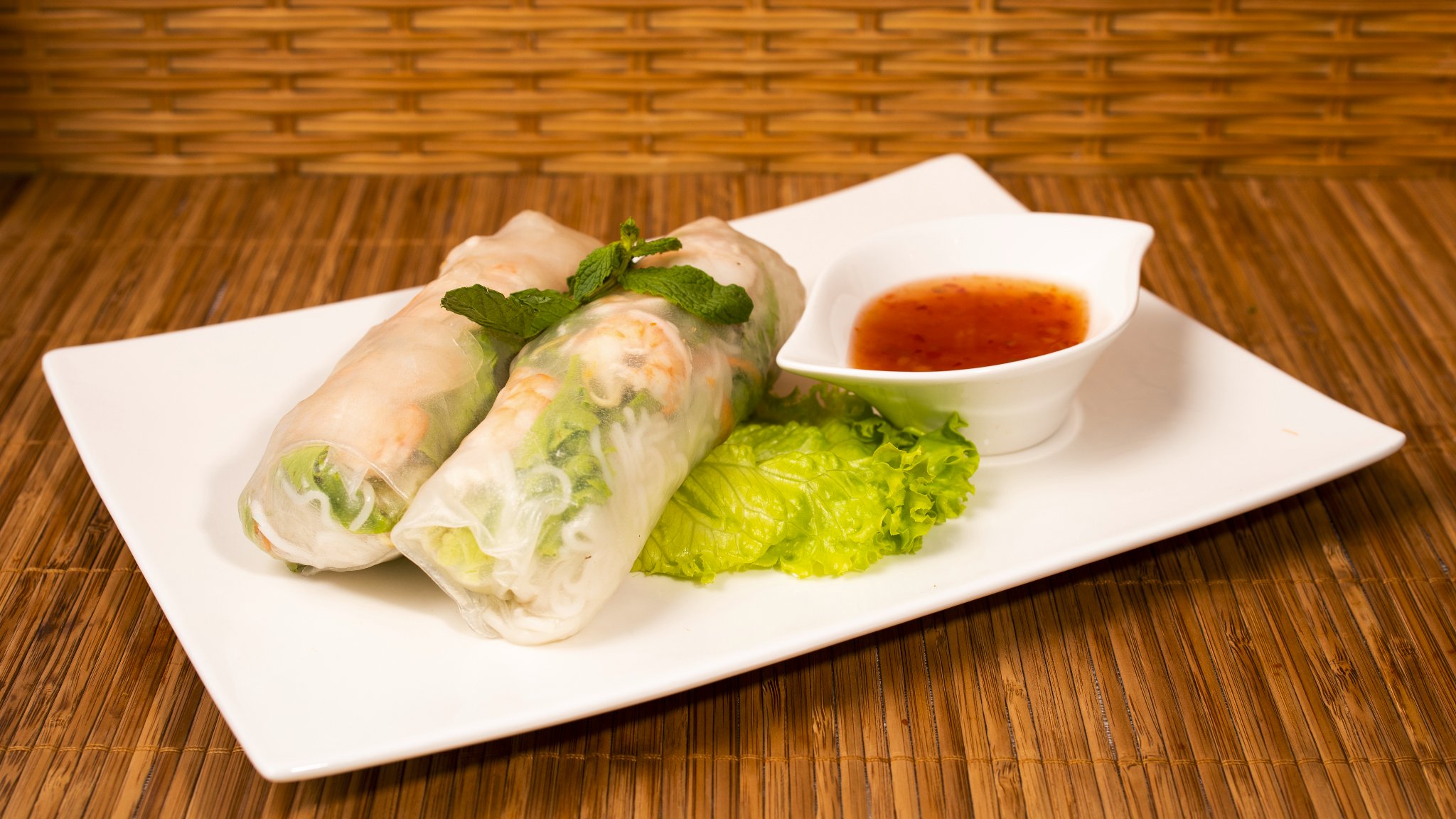 rouleaux de printemps vietnamiens crevettes servis chez Nock Thai à Limoux avec sauce nuoc-cham et herbes fraîches,