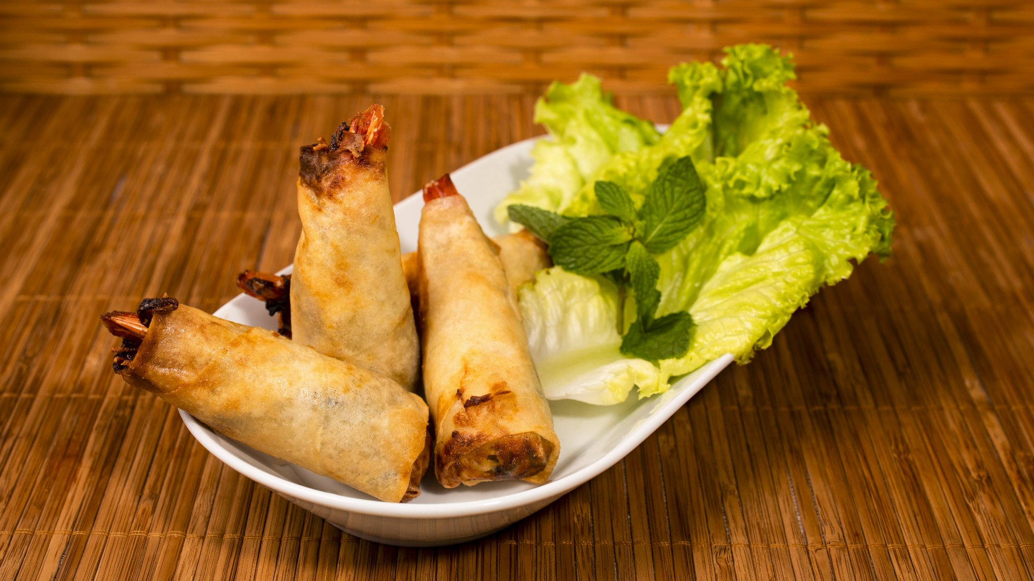 Nems croustillants servis avec salade et menthe fraîche chez Nock Thai à Limoux,