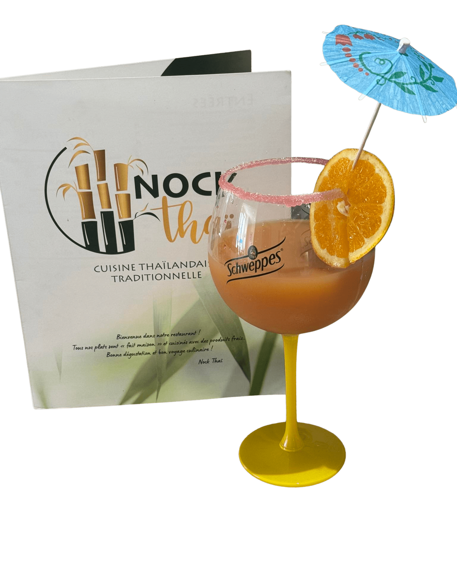 Cocktail exotique Schweppes avec orange servi chez Nock Thai à Limoux, ambiance estivale et colorée,